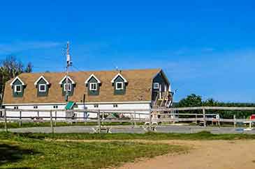 Pferdepension und Tierhotel mit Farmhaus am Bras d’Or Lake auf Cape Breton Island Kanada