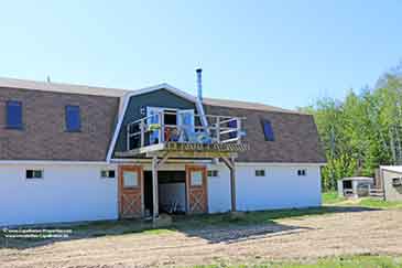 Pferdepension mit Reithalle auf Cape Breton Island, Nova Scotia, Kanada